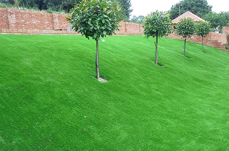 laying-synthetic-turf-slope